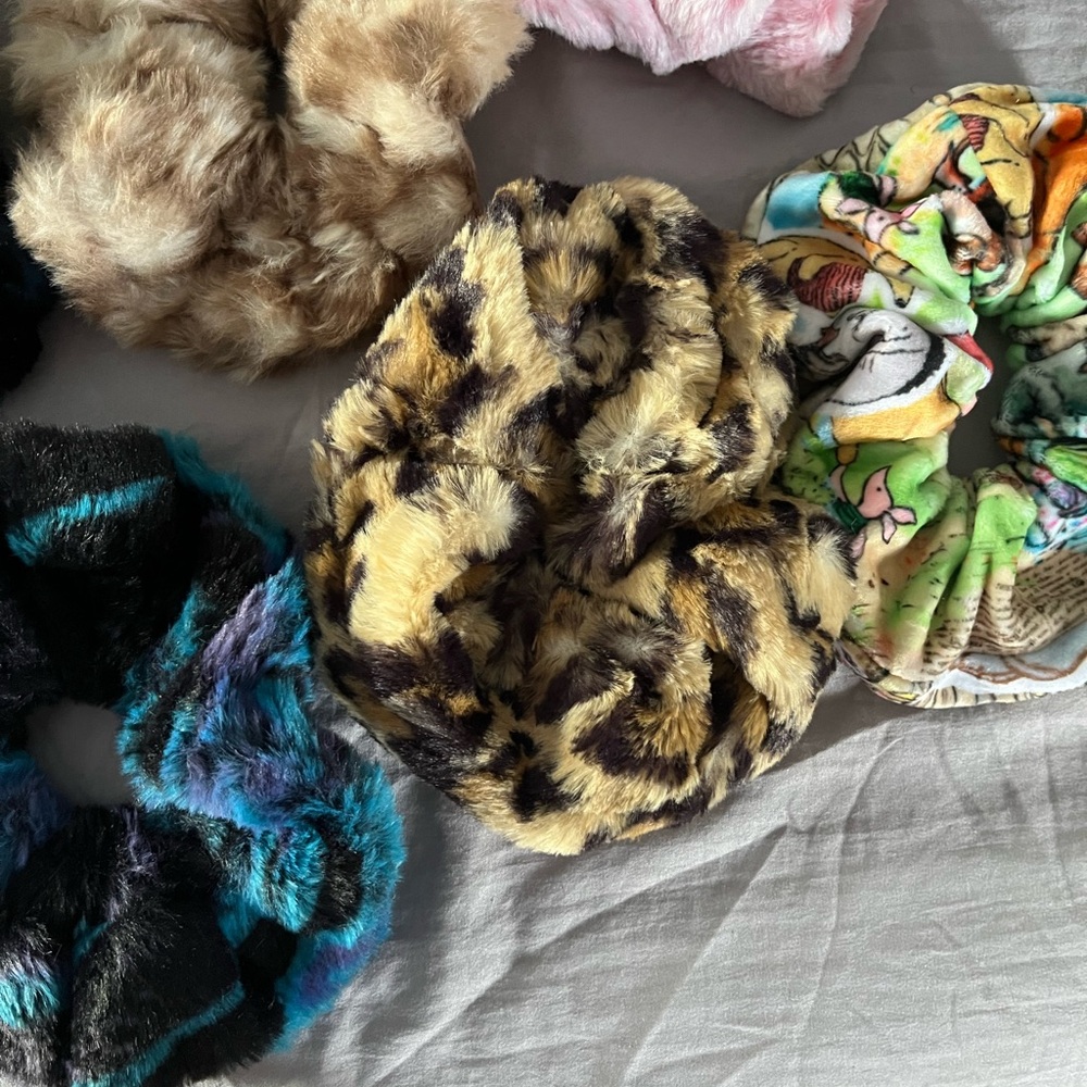 Set of 9 Minky scrunchies - Picture 4 of 5